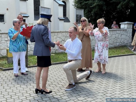 Oświadczył się policjantce. Niezwykła historia w Pińczowie