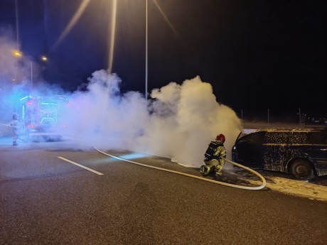Pożar samochodu na S7 w Kostomłotach Pierwszych