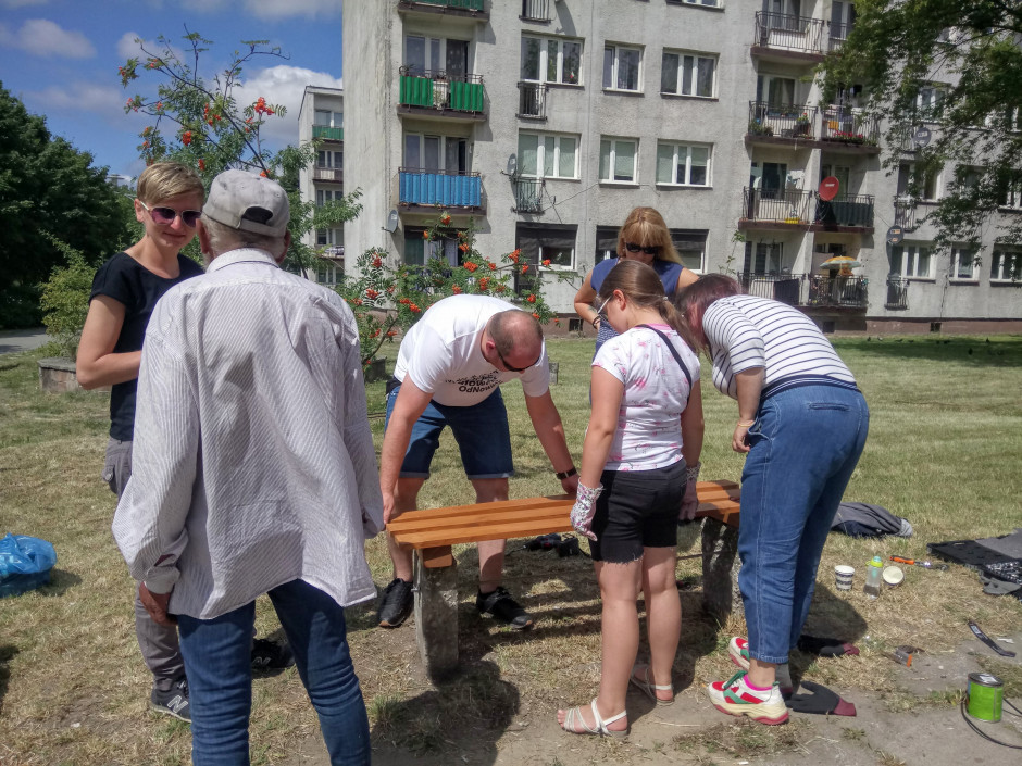 [FOTO] Na Szydłówku wzięli sprawy w swoje ręce i naprawiali sobie osiedle