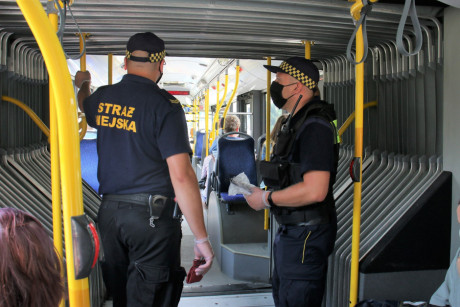 Strażnicy miejscy kontrolują autobusy – w cztery dni rozdali 150 maseczek