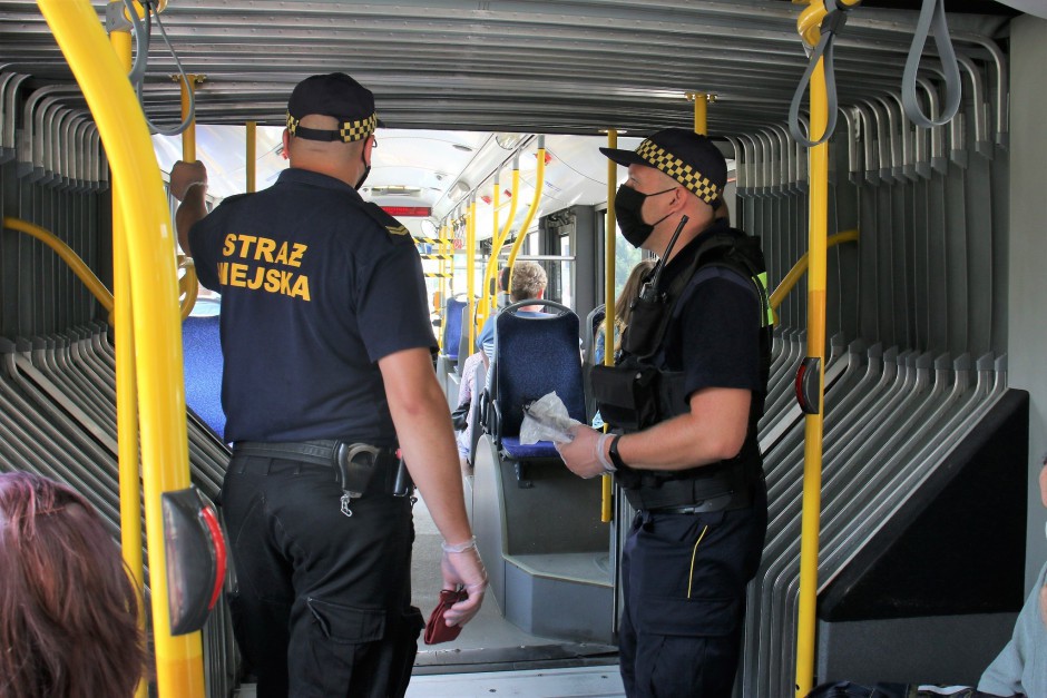 Strażnicy miejscy będą kontrolować autobusy i karać za brak maseczek