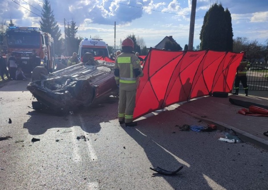 Auto dachowało w Rykoszynie. Nie żyją dwie osoby