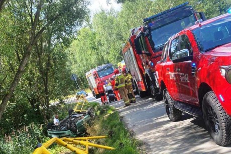 Trzy samochody zderzyły się w Ciekotach, jeden z nich wpadł do rowu