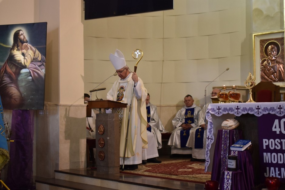 Biskup Jan Piotrowski modlił się za pielgrzymujących do Kalwarii Świętokrzyskiej