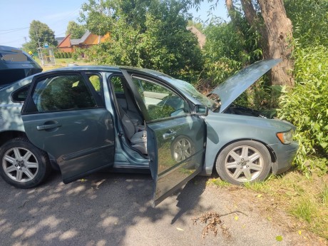 Samochód wjechał w drzewo, pięć osób w szpitalu