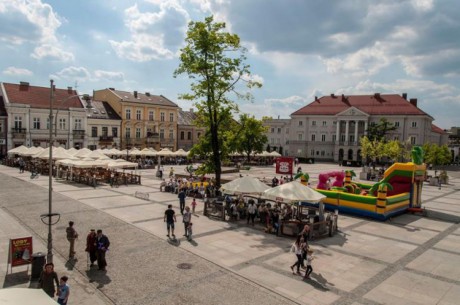 Na rynku ustawiono dodatkowe kosze na śmieci