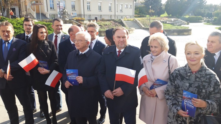 PiS z z nową „piątką”. Poseł Lipiec niepokoi się… dobrymi sondażami