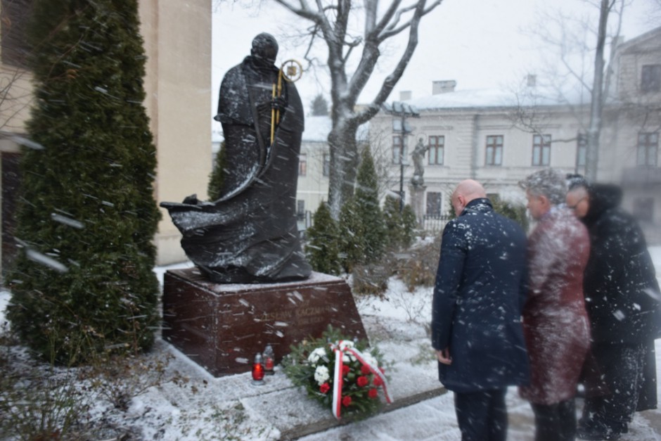 Wicewojewoda i senator oddali hołd biskupowi Czesławowi Kaczmarkowi