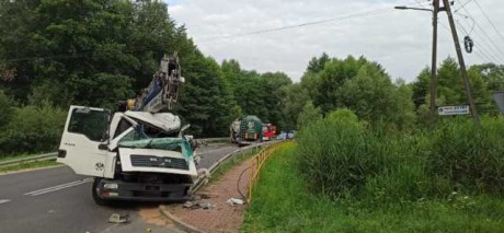 Zderzenie dwóch ciężarówek w powiecie buskim. Trzy osoby ranne