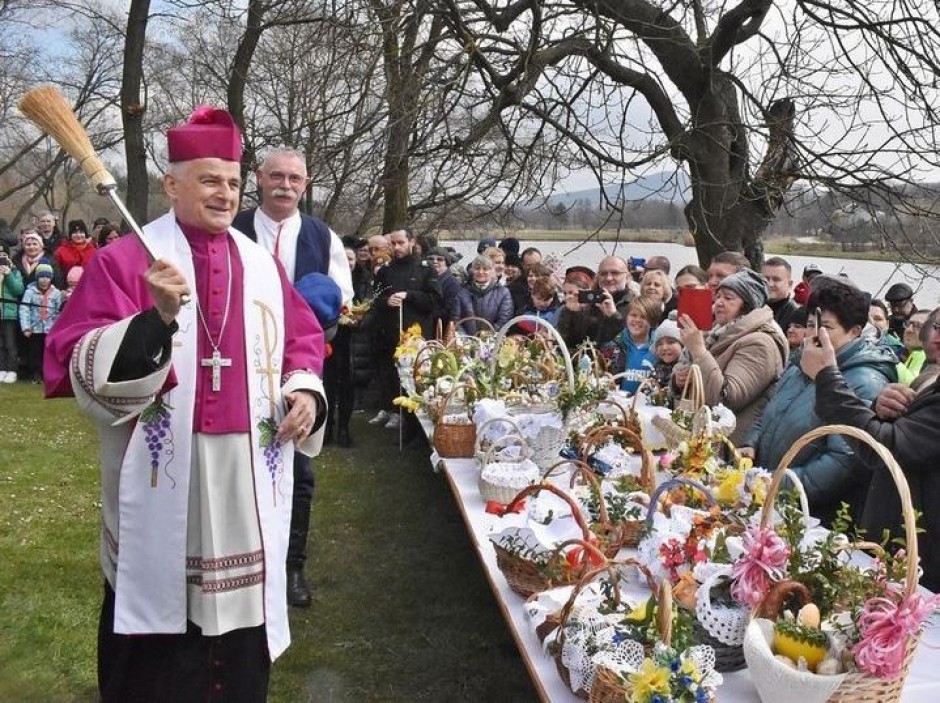 Poświęcą pokarmy przed dworem w Ciekotach