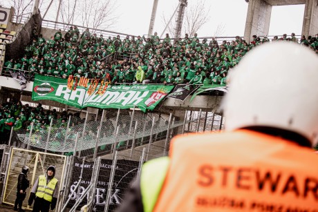 [WIDEO] Skrajna głupota kibiców Radomiaka… A po meczu bijatyka