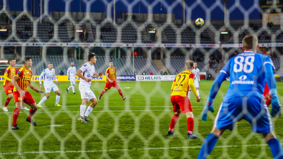 Ekstraklasa jeszcze bez oficjalnego terminu powrotu. Czeka na decyzje UEFA i rządu
