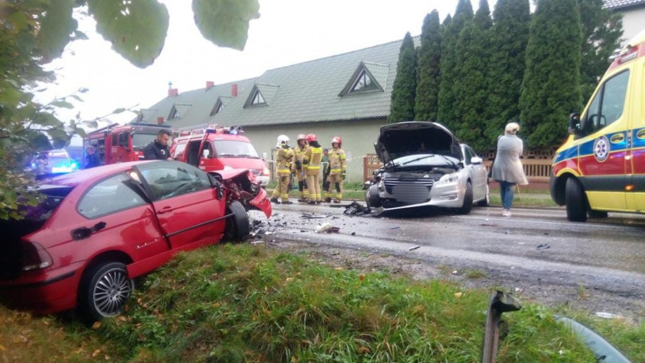 Kolejny wypadek w Chełmcach. Na drodze DW 748 zderzyły się trzy samochody