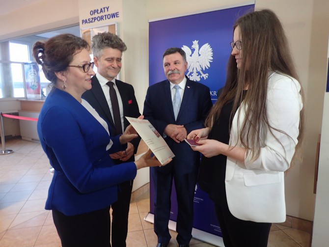 Wojewoda wręczyła pierwszy niepodległościowy paszport
