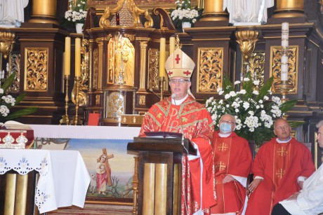 Biskup Jan Piotrowski poświęcił w Chmielniku krzyż wzniesiony w hołdzie bohaterom