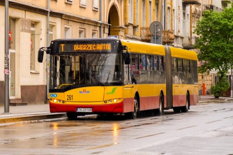 Autobus linii T wraca na trasę