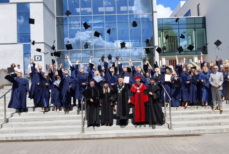 Magistrzy prawa UJK odebrali swoje dyplomy