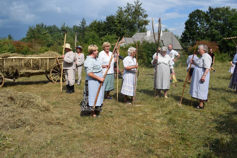 Sianokosy w Tokarni. Rodzinna niedziela w skansenie