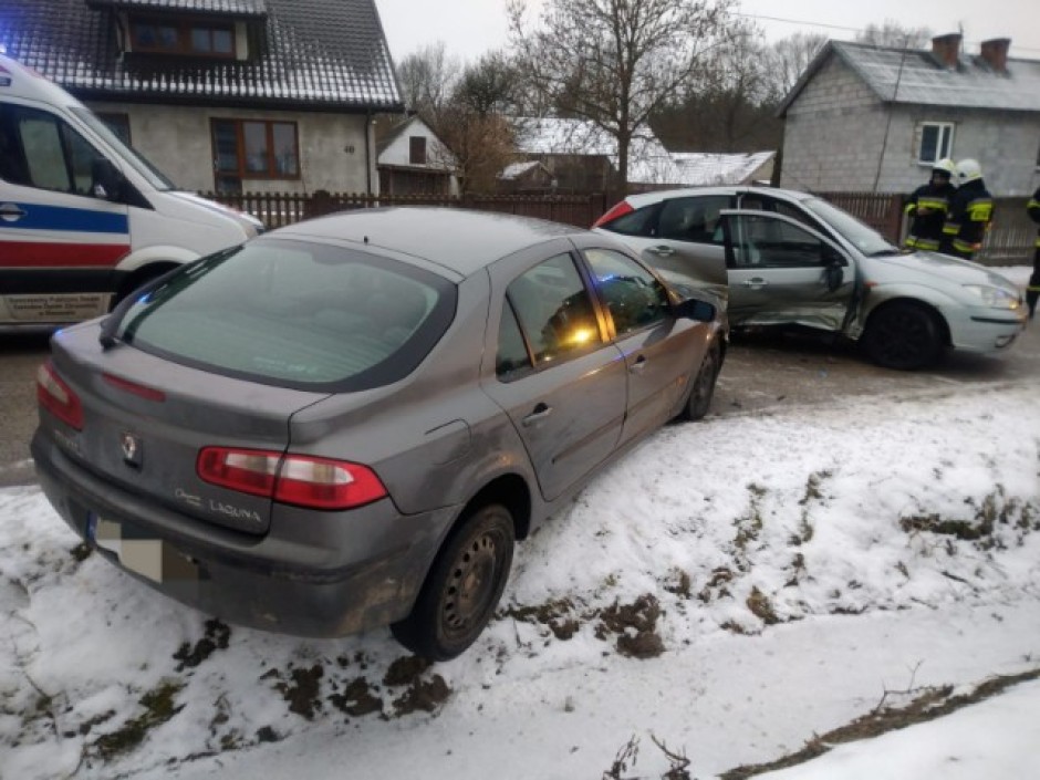 Kot na jezdni i wypadek gotowy. Dwie osoby w szpitalu