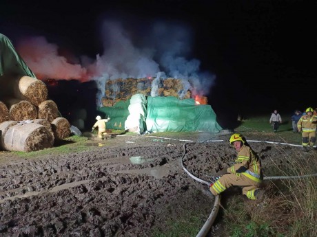 Pożar stogów siana w miejscowości Chebdzie pod Włoszczową