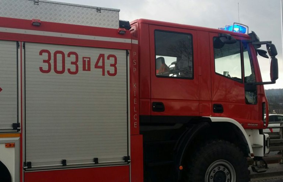 Palec między futryną, a drzwiami i… kłopoty. W akcji strażacy