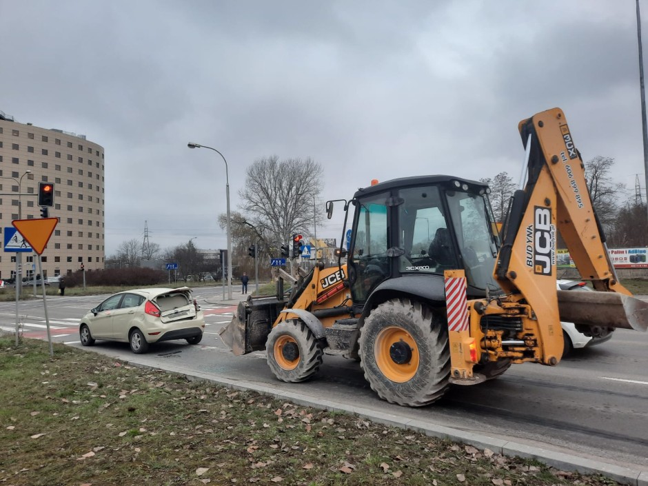 Wypadek na Zagnańskiej. Koparka uderzyła w samochód, kobieta w ciąży w szpitalu