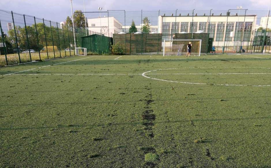 [FOTO] Interwencja. Co z boiskiem przy SP nr 27? „Nawierzchnia jest w dramatycznym stanie”