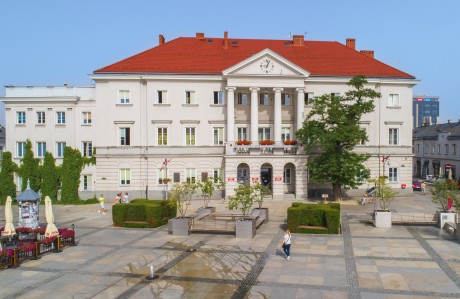 Iluminacje świetlne na budynku Urzędu Miasta