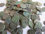 Średniowieczny "skarb sakiewkowy" znaleziony w Goźlicach! To 118 denarów z późnego średniowiecza