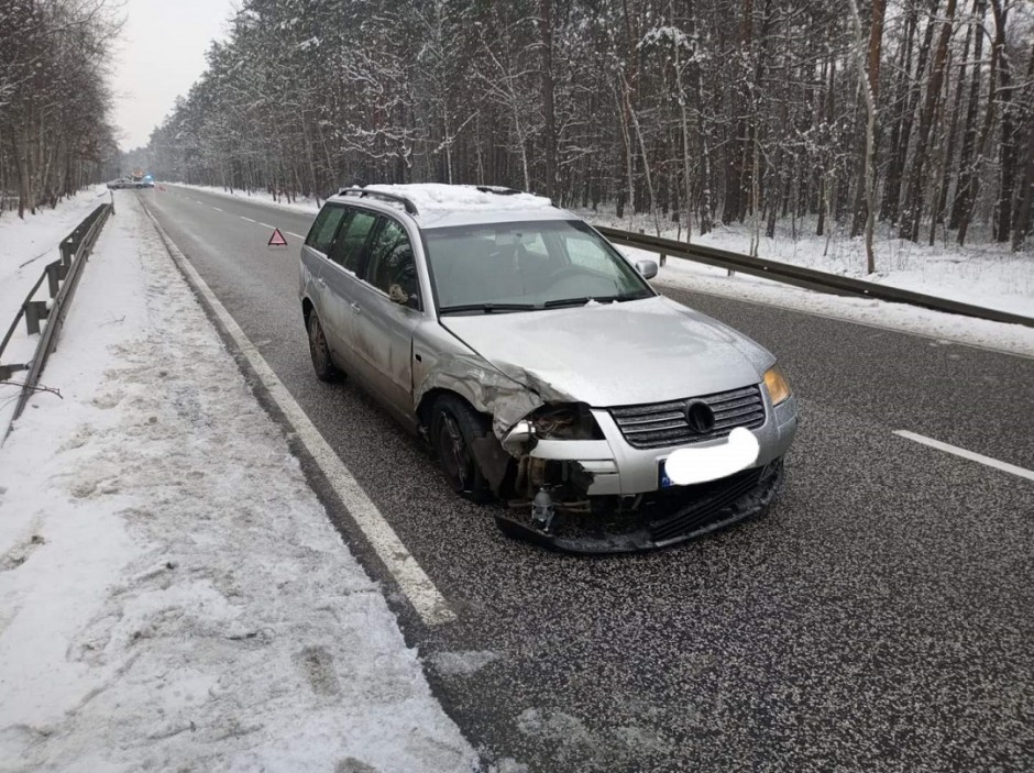 Zderzenie dwóch aut na drodze K79. Sprawca pijany, wprowadzono ruch wahadłowy