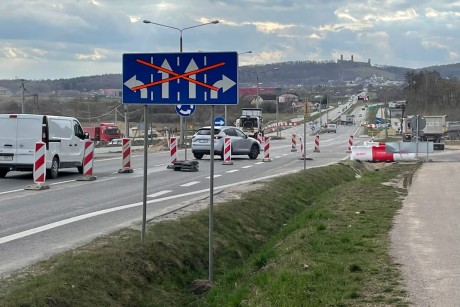 Uwaga! Zmiana organizacji ruchu na drodze do Chęcin