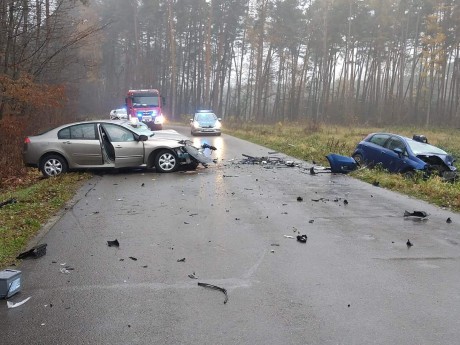 Tragedia w powiecie staszowskim. Czołowe zderzenie, nie żyje kierowca