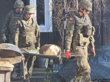 Przez osiemdziesiąt lat… spali na bombie