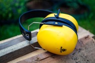 Ochronniki słuchu w pracy – dlaczego warto je zakładać?