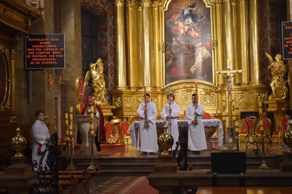 Pierwsza tegoroczna droga krzyżowa w kieleckiej katedrze z biskupem Janem Piotrowskim