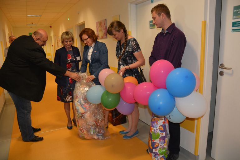 Towarzystwo "J -elita" z wizytą u małych pacjentów