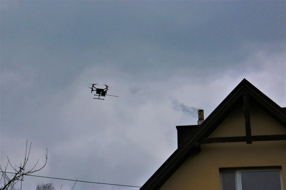 Nie wpuścili strażników, będą mieli sprawę karną. Dron patroluje miasto