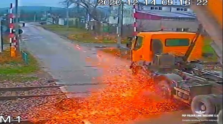 [WIDEO] Ciężarówka zerwała sieć trakcyjną na Białogonie. Naprawa trwała kilka godzin.