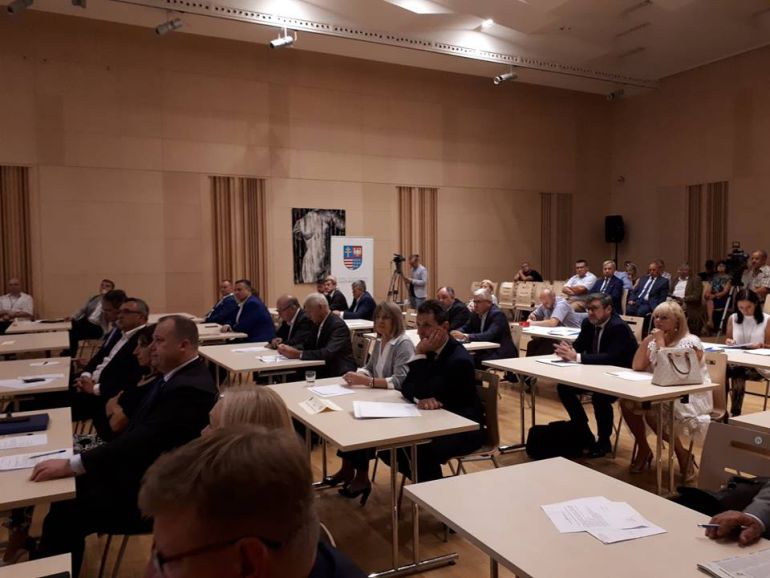 Marszałek z niższym wynagrodzeniem - Radni przegłosowali