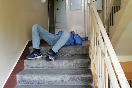 [INTERWENCJA] Nietrzeźwi bezdomni zadomowili się na klatkach schodowych