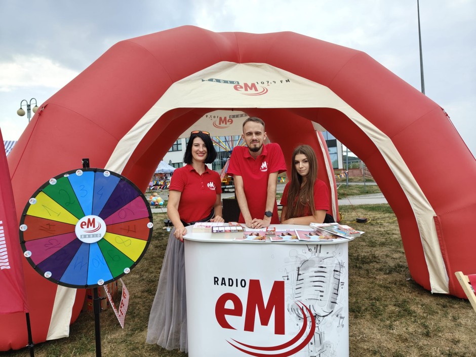 Radio eM w Piekoszowie. Zapraszamy do naszego plenerowego studia