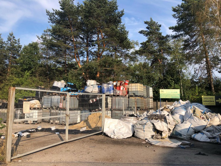 Uprzątną składowisko niebezpiecznych odpadów przy ul. Krakowskiej. Umowa podpisana