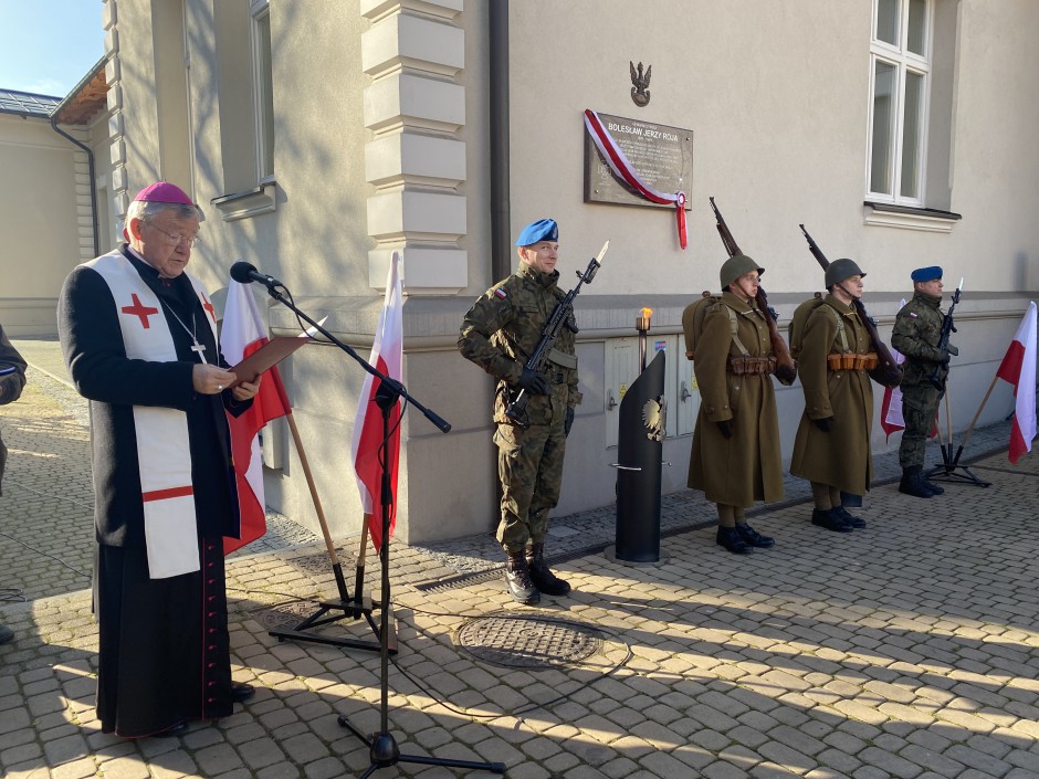 Biskup Andrzej Kaleta poświęcił tablicę upamiętniającą gen. Bolesława Roję