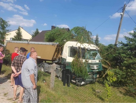 Ciężarówką wjechał na posesję. Niebezpiecznie koło Borkowa