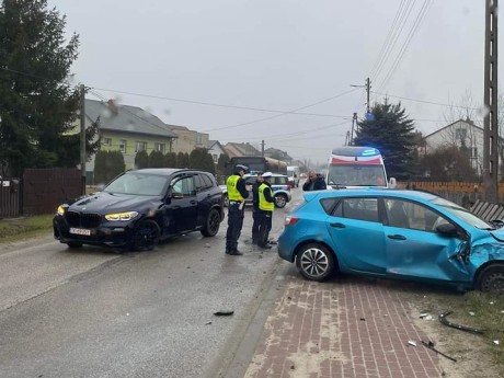 Zderzenie dwóch aut w Miedzianej Górze. Jedna osoba ranna