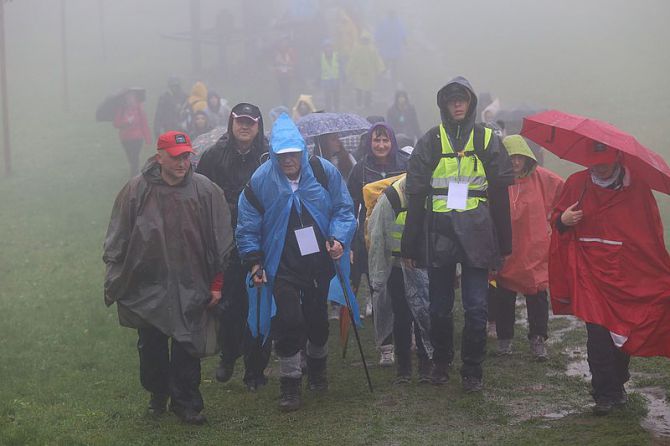 Kilka tysięcy pątników dotarło na Święty Krzyż