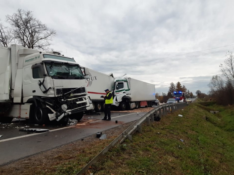 Zderzenie czterech ciężarówek w powiecie buskim. Dwie osoby w szpitalu