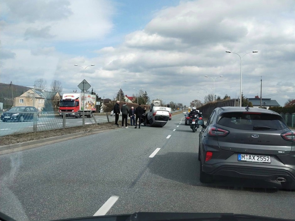 Dachowanie na Krakowskiej. Jedna osoba w szpitalu