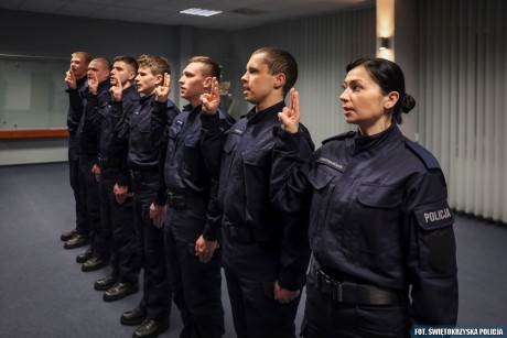 Siedmiu nowych policjantów w świętokrzyskim garnizonie