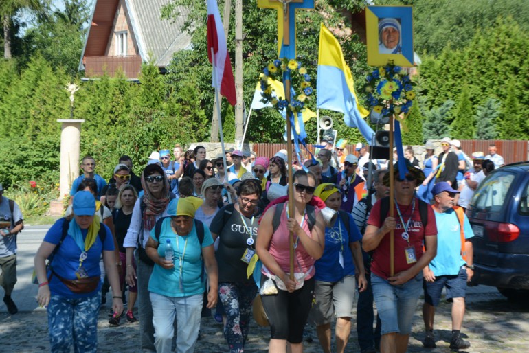 [VIDEO + FOTO] Pielgrzymi wyszli z Kielc. Msza Święta w Piekoszowie